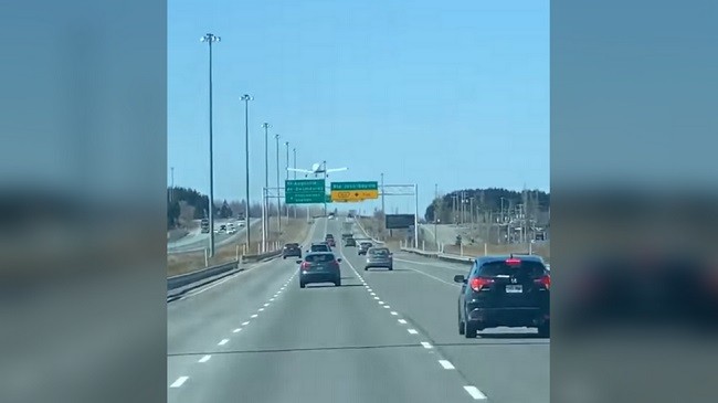 Xem máy bay hạ cánh khẩn cấp xuống đường cao tốc ở Canada