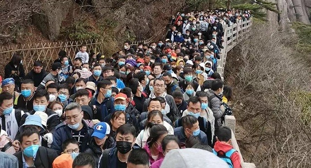 Chưa hết Covid-19, hàng chục ngàn người Trung Quốc vẫn chen chúc du lịch