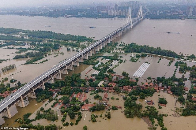 Những hình ảnh gây sốc ở Vũ Hán khi mực nước đập Tam Hiệp vượt mức