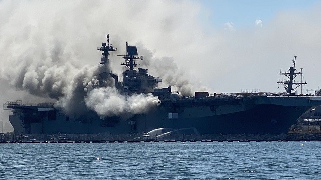 Hình ảnh cháy nổ dữ dội tàu tấn công đổ bộ Mỹ
