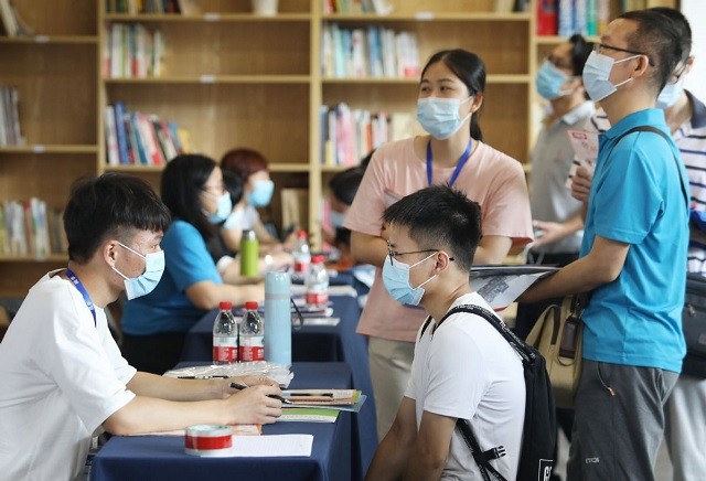 Trung Quốc nỗ lực giúp SV nghèo mới tốt nghiệp tìm việc làm