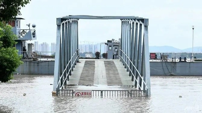 Trung Quốc lo "điều tồi tệ nhất" chưa tới giữa lúc lũ lụt hoành hành