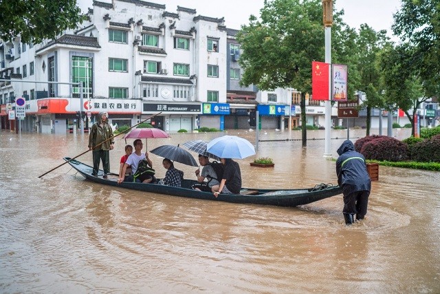 Trung Quốc: Hàng ngàn thí sinh phải hoãn thi ĐH do mưa lũ