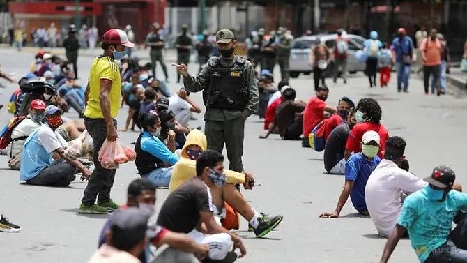 Thế giới có hơn 19.5 triệu ca mắc nCov, Venezuela phạt phơi nắng người vi phạm