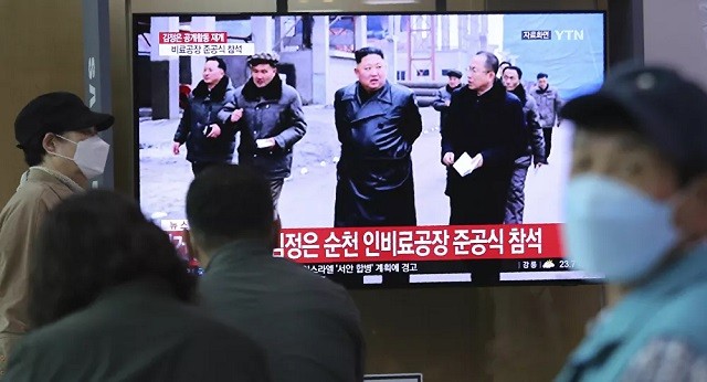 Hình ảnh ông Kim Jong-un bất ngờ xuất hiện giữa nhiều đồn đoán