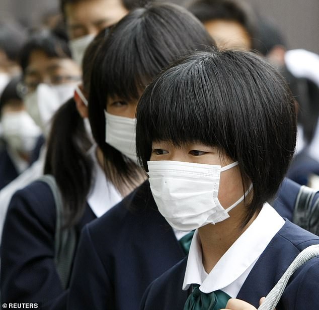 Chính phủ Nhật Bản ủng hộ mở cửa trường học một phần trong đại dịch