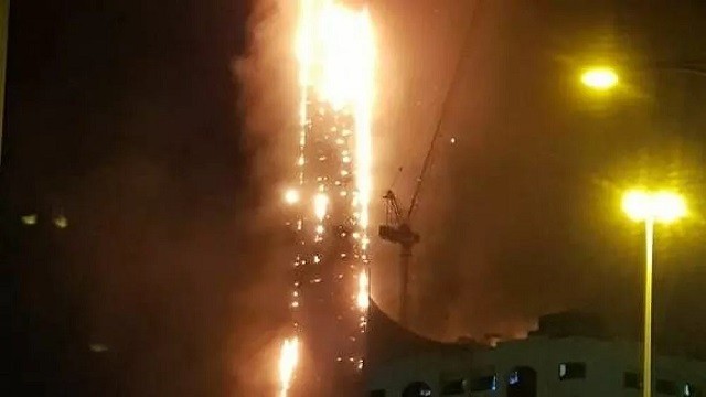 Hình ảnh lửa cháy dữ dội bao phủ tòa tháp 48 tầng ở UAE