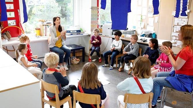 Thụy Sĩ mở cửa trường học trở lại: Trẻ em phấn khích, phụ huynh lo lắng