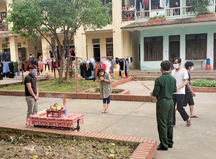 Con trai xin phép gia đình chịu tang cha trong khu cách ly tại Nghệ An