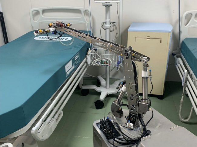 Robot "nhận nhiệm vụ" khử khuẩn phòng cách ly tại Bệnh viện dã chiến Củ Chi