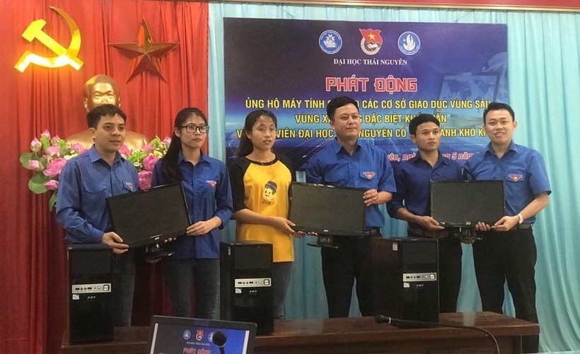 Đại học Thái Nguyên tặng 30 bộ máy tính cho học sinh, sinh viên có hoàn cảnh khó khăn