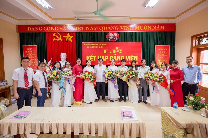 Tuyên Quang: 8 học sinh ưu tú, xuất sắc được vinh dự kết nạp Đảng