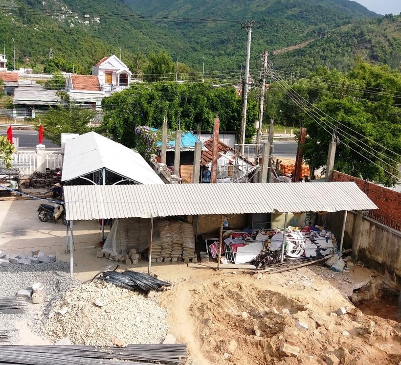 Khánh Hòa: Lãnh đạo UBND xã bao che cho người nhà xây dựng trái phép trên đất hành lang giao thông?