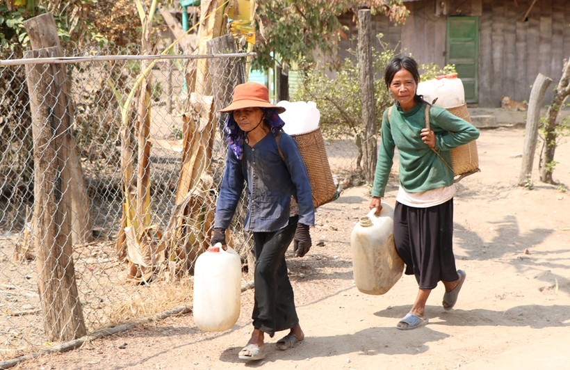 Ninh Thuận trong cơn hạn nặng, người dân vùng cao ra suối “cõng” nước