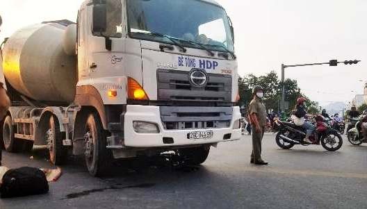 Khánh Hòa: Xe trộn bê tông gây tai nạn làm 2 nữ sinh thương vong