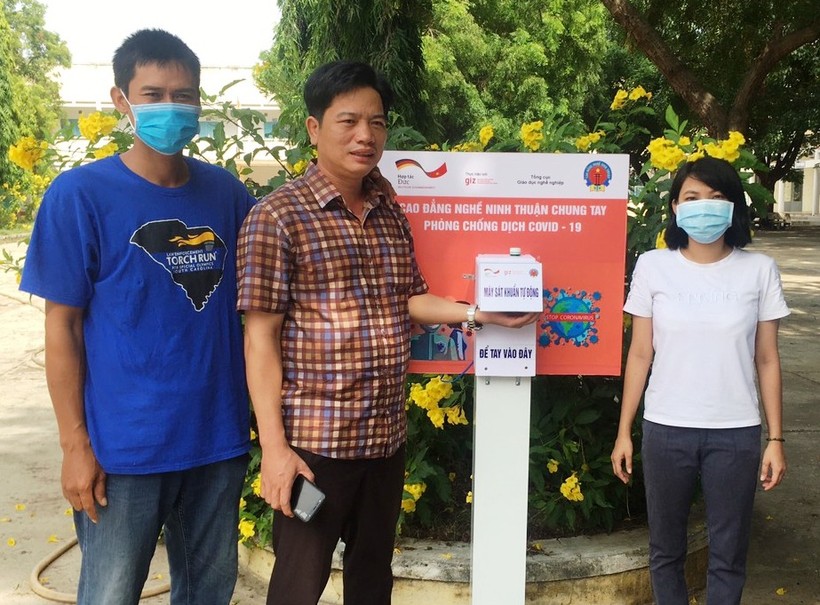 Ninh Thuận: Tặng máy rửa tay tự động cho các điểm thi