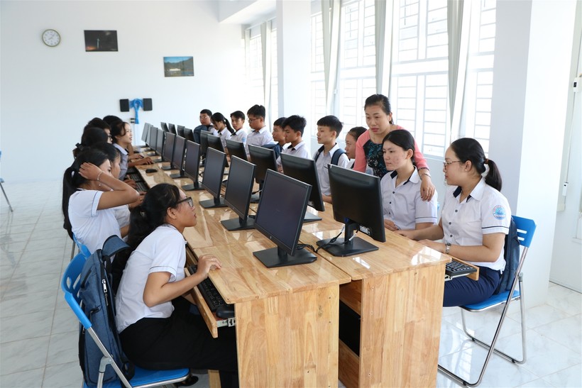 Khánh Hòa: Hơn 307 tỷ khen thưởng học sinh, sinh viên và thực hiện chính sách hỗ trợ GD