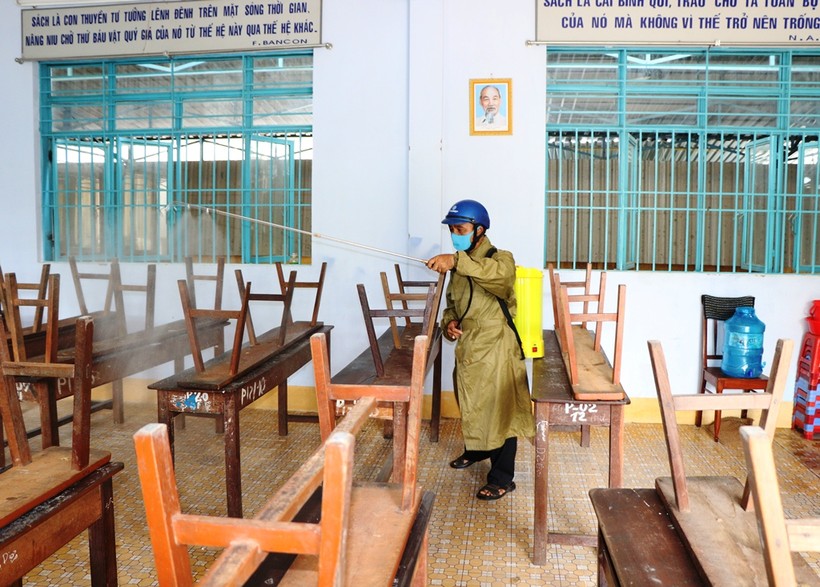 Ninh Thuận: Thầy cô dọn dẹp, khử khuẩn trường lớp để chuẩn bị đón học trò trở lại
