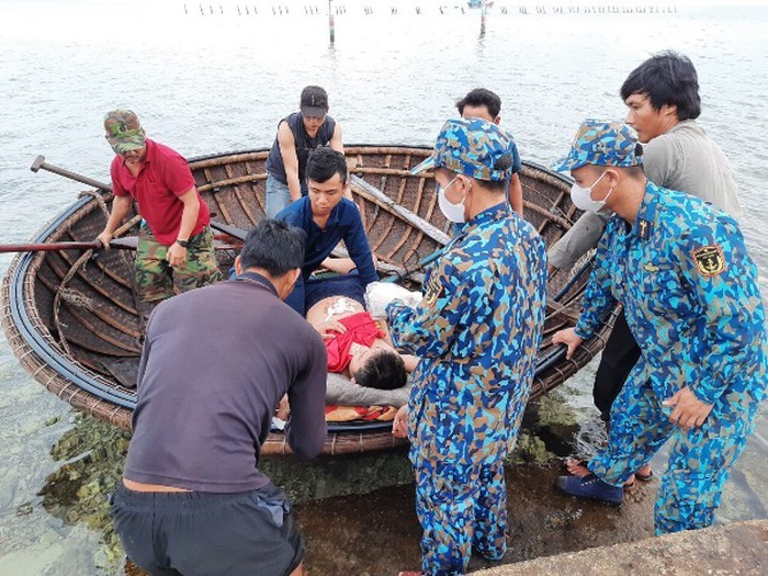Quân y đảo Tiên Nữ cấp cứu kịp thời ngư dân bị nạn