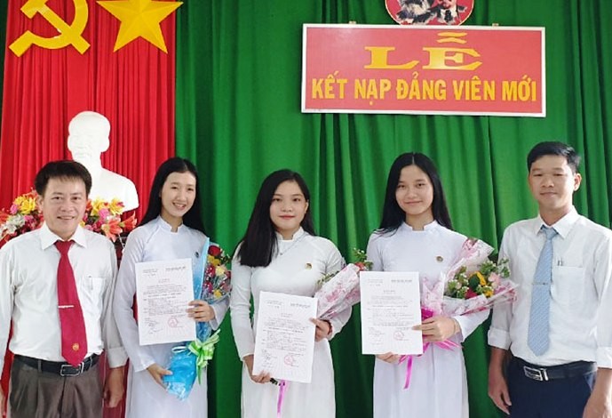 Phú Yên: 3 học sinh được kết nạp Đảng ngay trước kỳ thi tốt nghiệp THPT