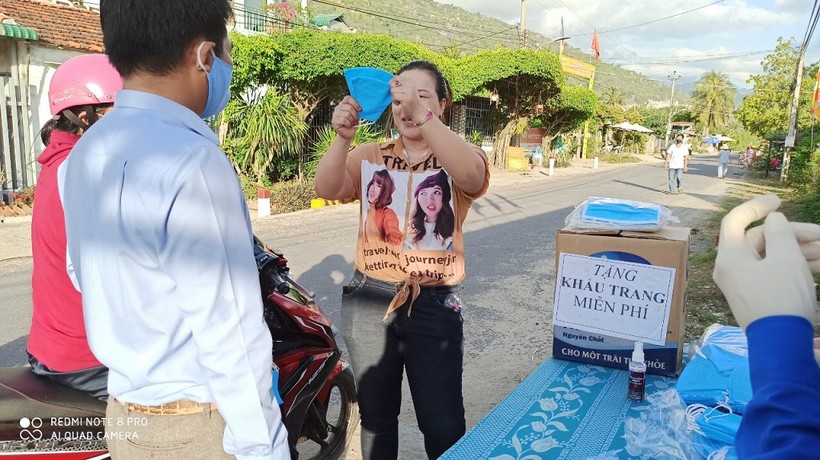 Khánh Hòa: Hơn 3.000 khẩu trang y tế và dung dịch sát khuẩn miễn phí đến tay người dân
