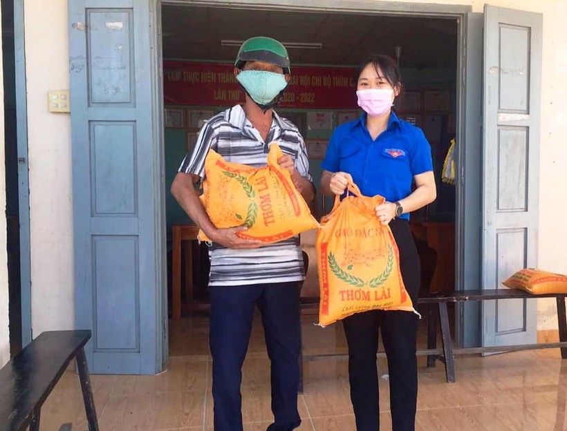 Khánh Hòa: Hàng tấn gạo đến với người già neo đơn và gia đình khó khăn