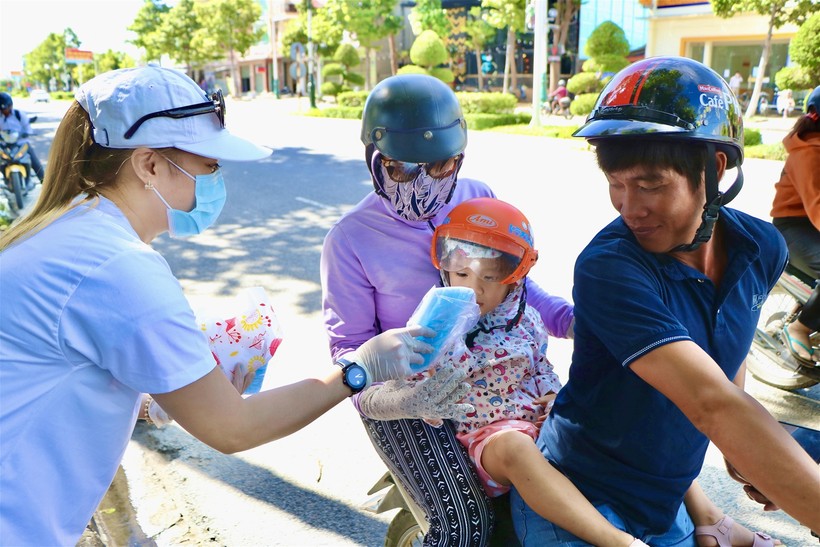 Ninh Thuận: Phát hàng ngàn khẩu trang y tế miễn phí cho người dân