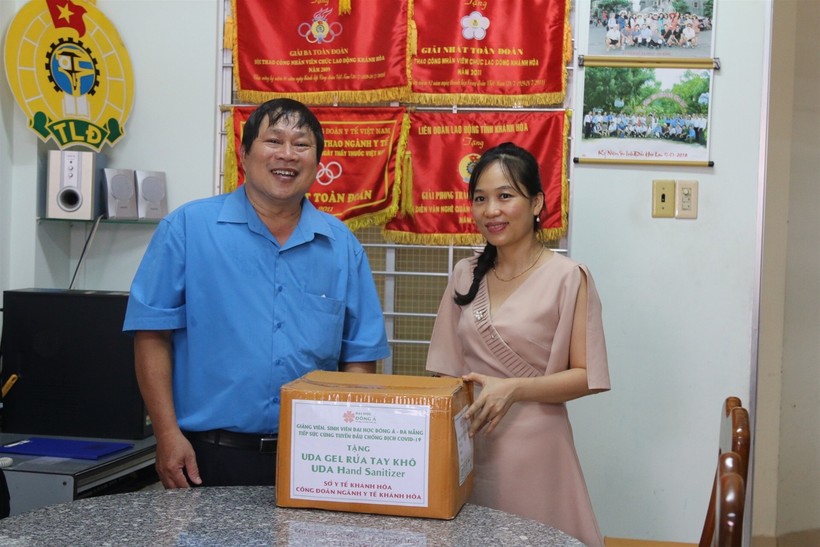 Trường đại học tặng dung dịch sát khuẩn cho các cơ sở y tế tỉnh Khánh Hòa