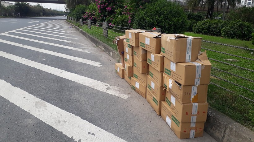 22 thùng carton chứa thuốc y tế hết hạn sử dụng bị vứt trên Đại lộ Thăng Long