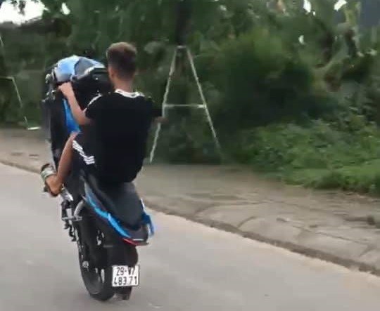 Hà Nội: Thêm 2 thanh niên bị phạt vì khoe video bốc đầu xe máy để "câu Like"