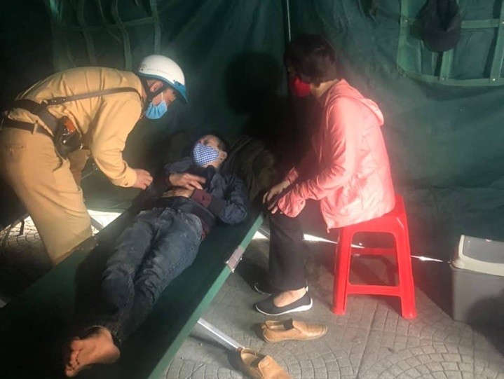 Hà Nội: Chốt kiểm soát Covid-19 cứu một người định nhảy cầu Long Biên tự tử