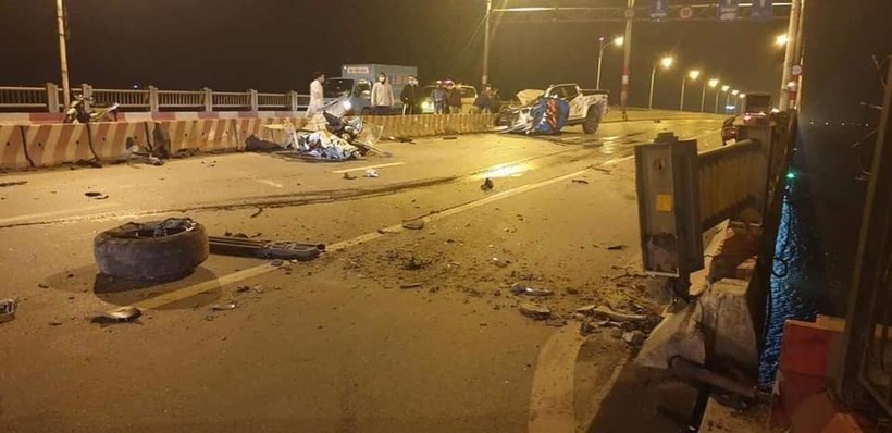 Hà Nội: Xe bán tải biến dạng sau tai nạn trên cầu Vĩnh Tuy