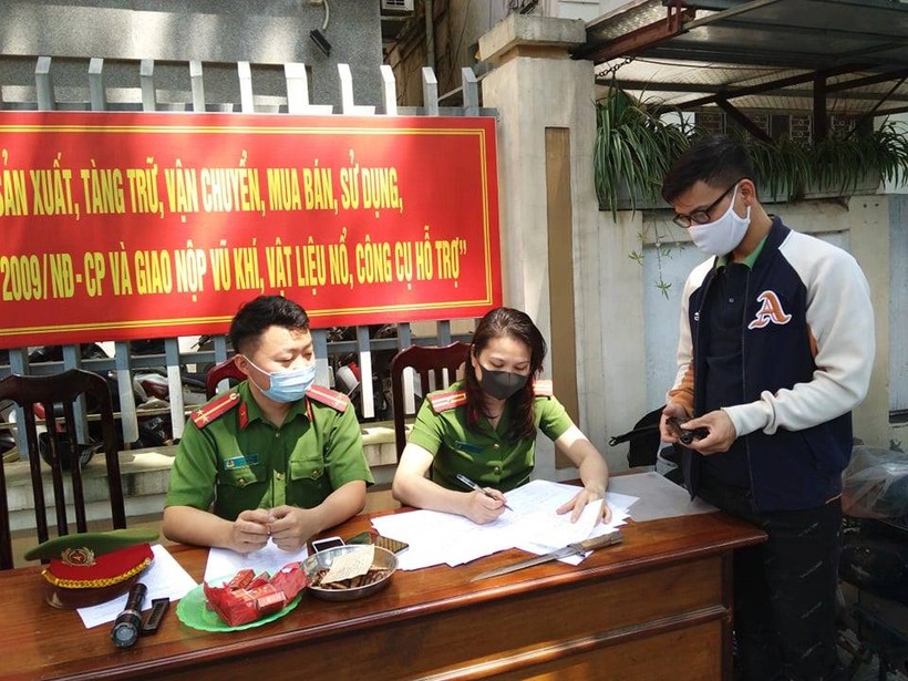 Hà Nội: Người dân tự giác nộp lại súng K59 cho công an