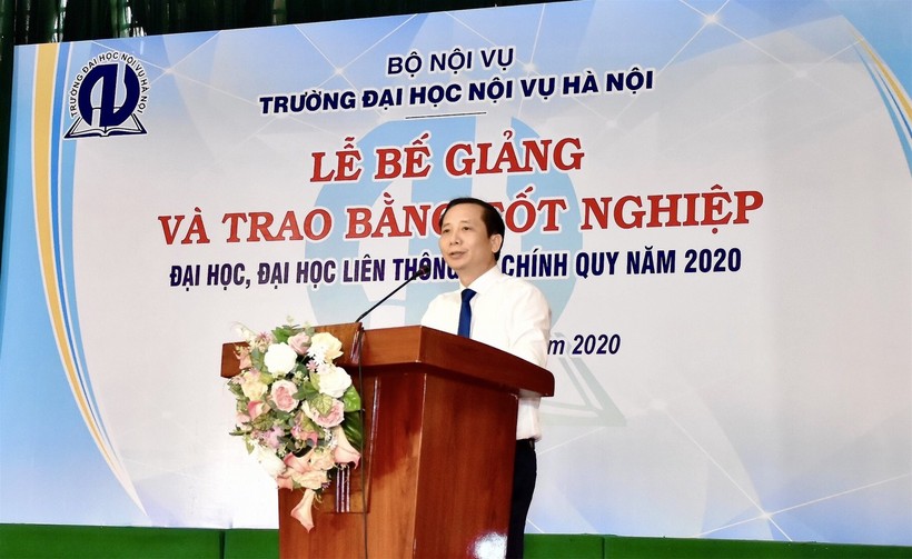 Trường ĐH Nội vụ Hà Nội trao bằng tốt nghiệp cho hơn 450 tân cử nhân