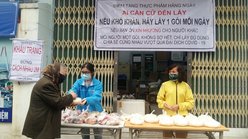 Hà Nội: Ấm lòng những suất ăn miễn phí tại phường Phúc Xá