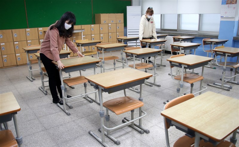 Hàn Quốc: Phát khẩu trang cho học sinh khi đến trường