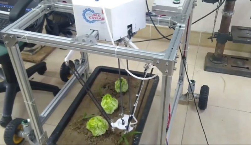 Sinh viên Bách khoa chế tạo robot diệt cỏ