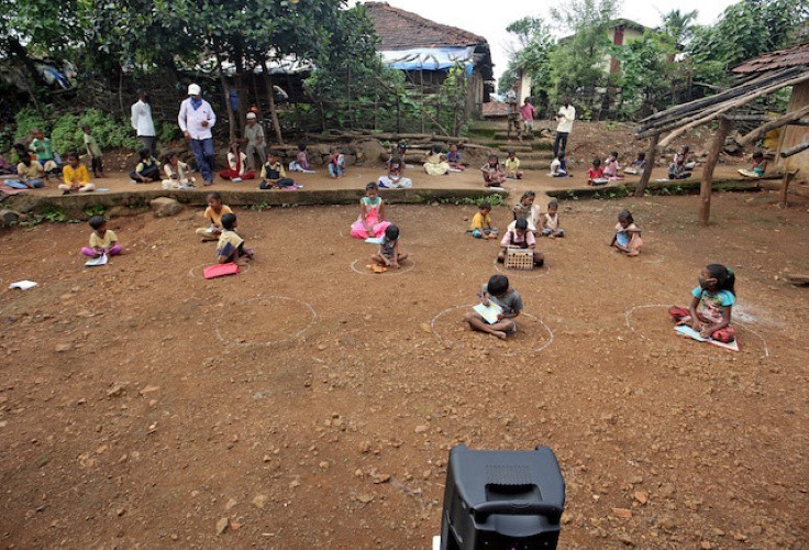 Ấn Độ: Lớp học với loa  tại vùng quê nghèo