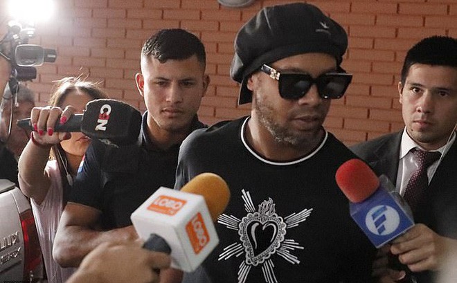 Trả 40 tỷ tiền bảo lãnh, Ronaldinho được ra tù sau 32 ngày bị giam giữ