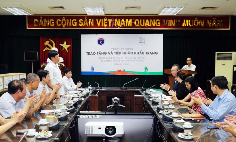 Nestlé Việt Nam tặng 88.000 khẩu trang cho Cục y tế dự phòng