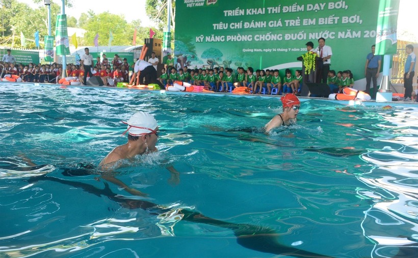 Gần 1000 học sinh tập luyện môn bơi, phòng chống đuối nước tại Quảng Nam