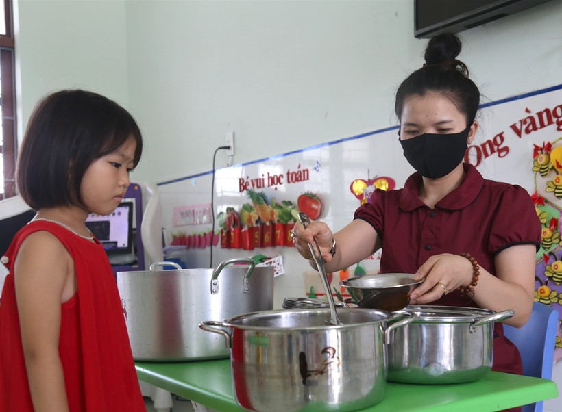 Quảng Bình: Phụ huynh trực tiếp giám sát bữa ăn của trẻ