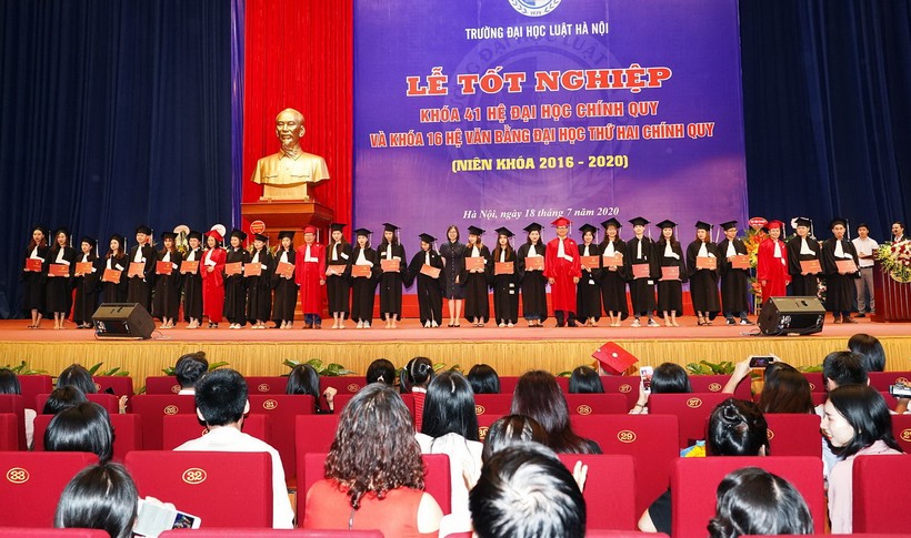 Gần 1.400 tân cử nhân của Trường ĐH Luật Hà Nội được nhận bằng tốt nghiệp