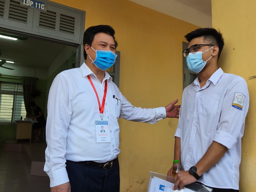 Thứ trưởng Bộ GD&ĐT Nguyễn Hữu Độ kiểm tra thi tại Hưng Yên