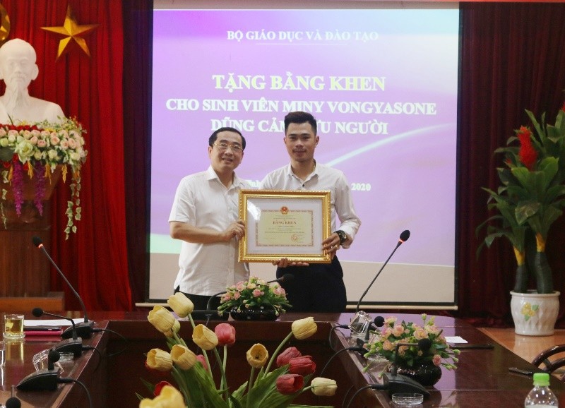 Sinh viên Lào cứu người đuối nước nhận Bằng khen của Bộ trưởng Bộ GD&ĐT