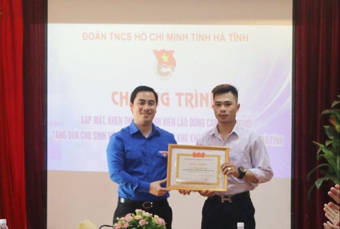 Bộ trưởng Bộ GD&ĐT tặng bằng khen sinh viên Lào dũng cảm cứu người