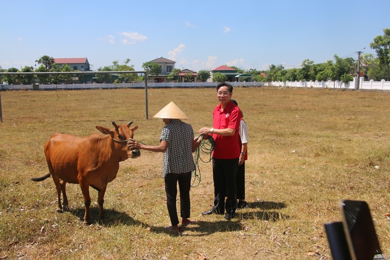 Tặng giếng khoan, ủng hộ bò cho người dân Hà Tĩnh