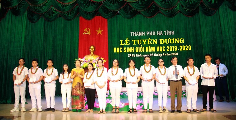 TP Hà Tĩnh tuyên dương gần 200 học sinh, giáo viên xuất sắc