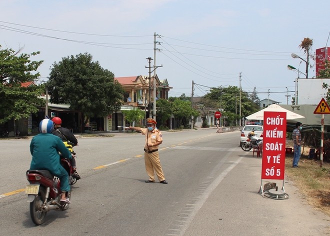 Thừa Thiên - Huế: Cách ly 2 người Trung Quốc “phượt” xe máy từ Đà Nẵng ra Huế