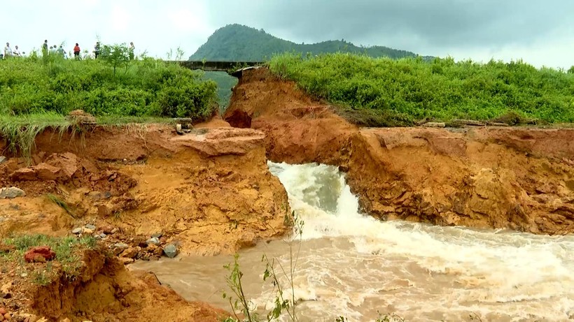 Động đất, mưa lũ dồn dập: Hàng trăm hồ đập nguy cơ thành "bom nước"